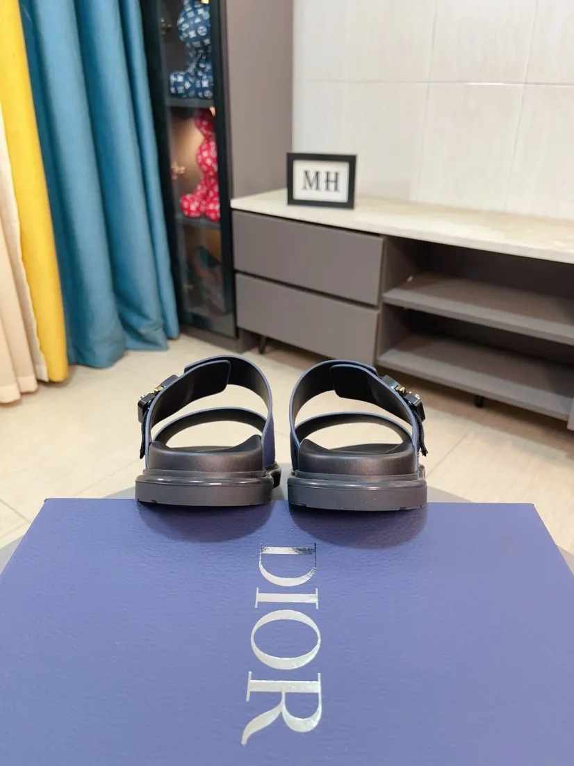 Men's Men's Shoes 💰320🌸🌸Dior Aqua Men's Sandals Slippers. Showcasing Dior haute couture design. The Dior gray suede strap is accented with an aluminum Dior buckle for added style. Paired with a comfortable tonal notch sole, they pair easily with shorts or jeans for a sophisticated look. Main body: suede cow leather, technical fabric lining: cow leather, with adjustable straps, aluminum Dior buckle, Dior gray EVA insole, tonal notch rubber outsole splicing structure👌👌size: 38-44 (45.46 customized)